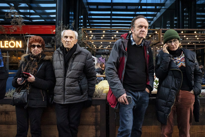 STRAATFOTOGRAFIE  De vrijheid van kijken, luisteren, voelen en slenteren.  Mijn plezier zit in het vastleggen van ‘gewone’ momenten met een verhalend karakter. Soms raadselachtig, grappig of ernstig. Het lijkt de waarheid maar is het niet. Het is de interpretatie van jou (en mij) van een moment van de werkelijkheid.